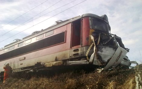 Pekařskou dodávku i vlak zachvátily plameny, řidič neměl šanci přežít.