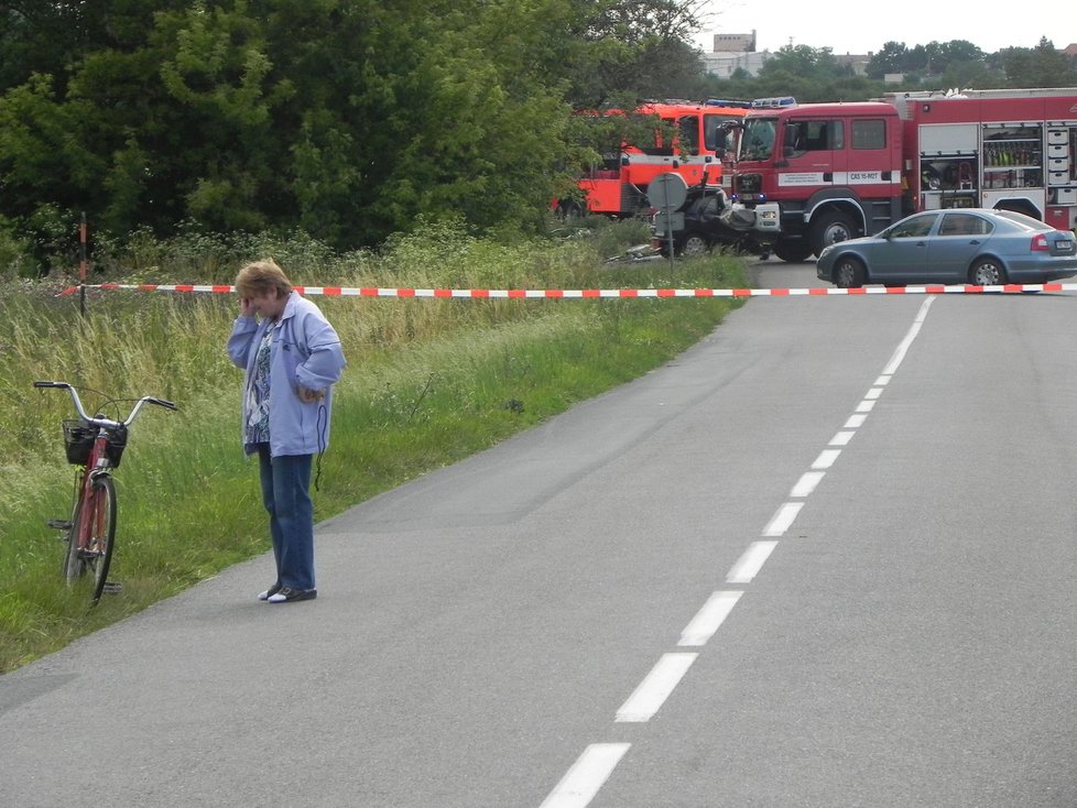 Místo tragické nedělní nehody. Silnice mezi Strážnicí a Vnorovy zůstala téměř pět hodin zcela neprůjezdná.