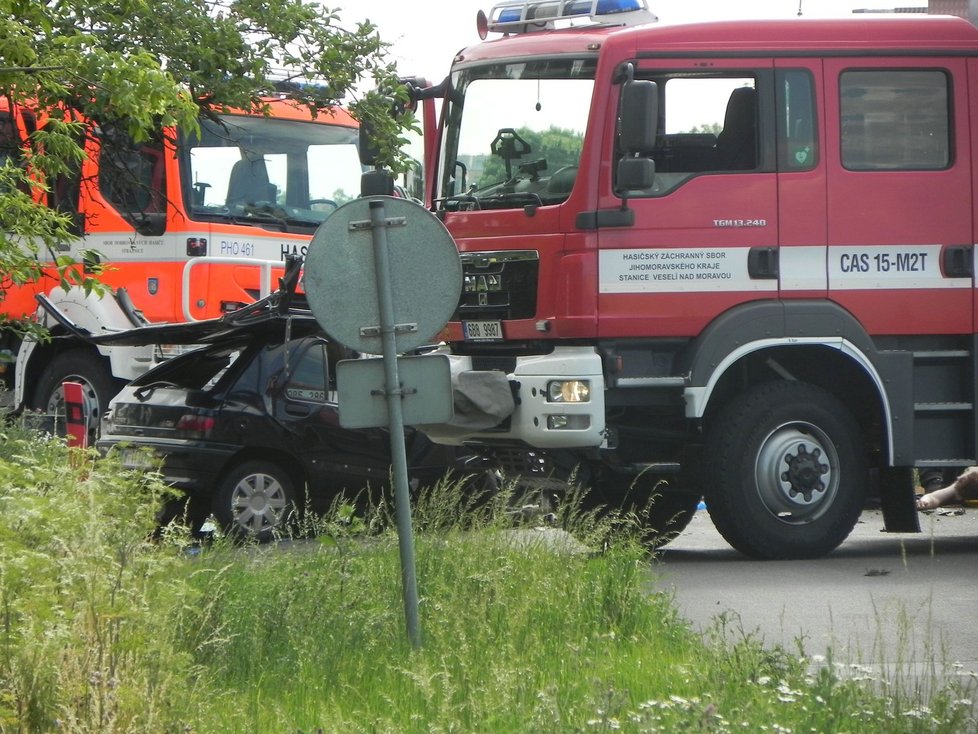 Místo tragické nedělní nehody. Silnice mezi Strážnicí a Vnorovy zůstala téměř pět hodin zcela neprůjezdná.