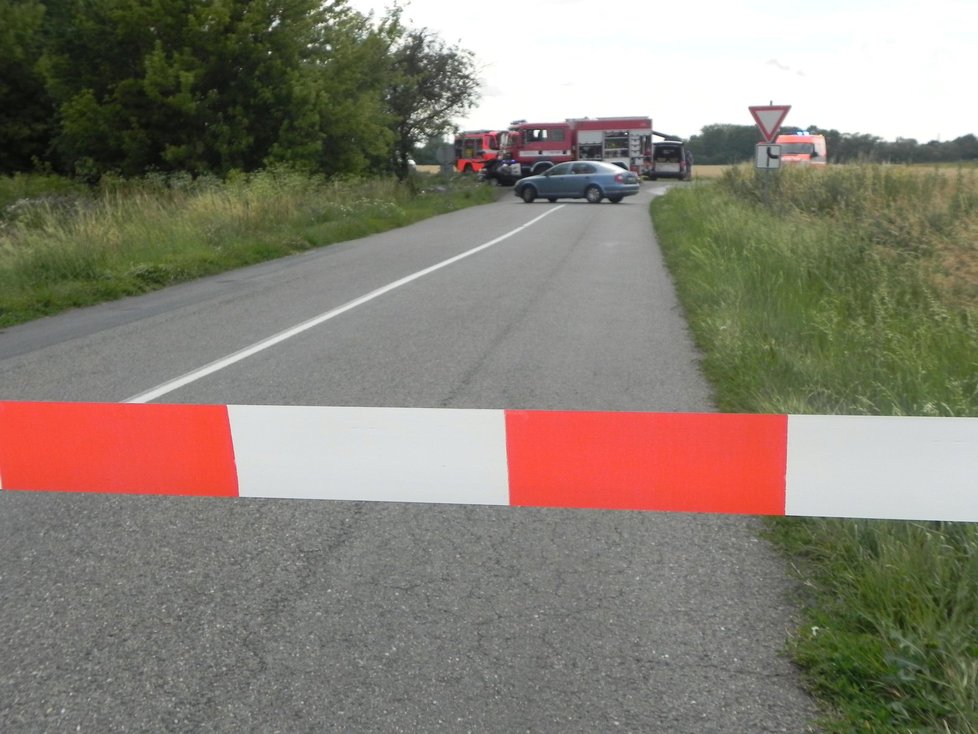 Místo tragické nedělní nehody. Silnice mezi Strážnicí a Vnorovy zůstala téměř pět hodin zcela neprůjezdniá