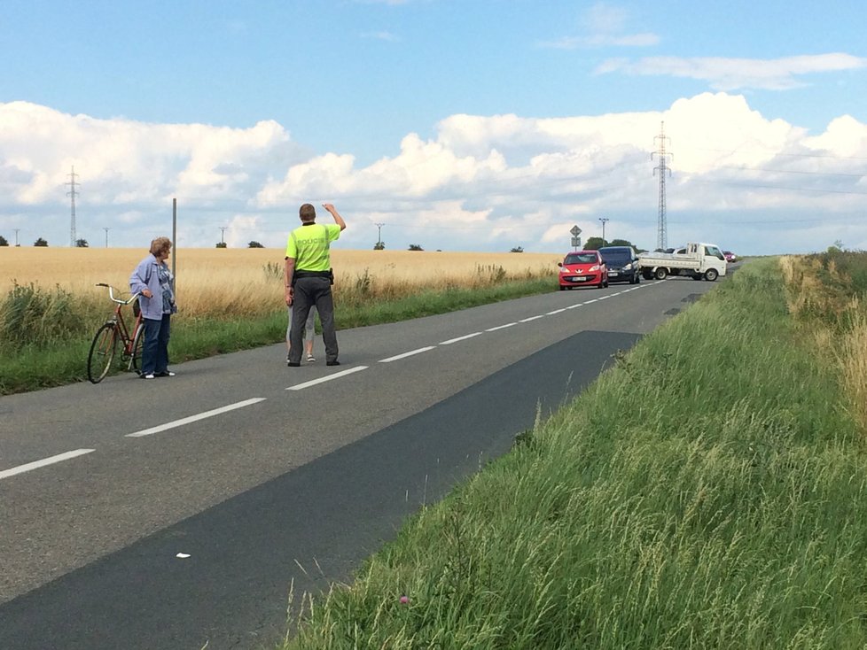 Místo tragické nedělní nehody. Silnice mezi Strážnicí a Vnorovy zůstala téměř pět hodin zcela neprůjezdniá