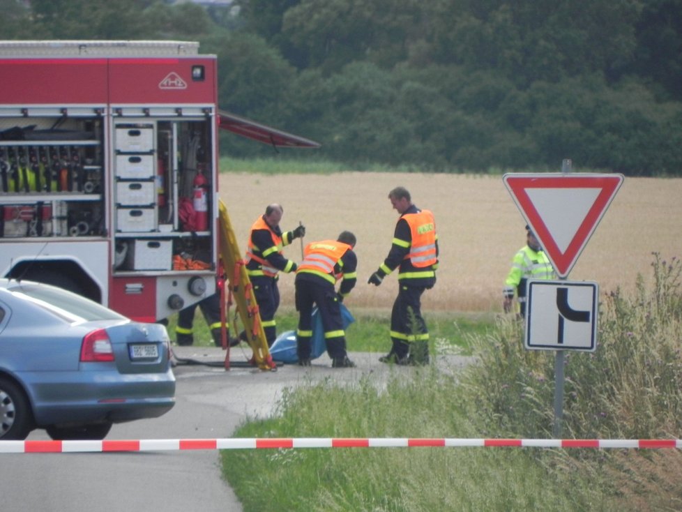 Místo tragické nedělní nehody. Silnice mezi Strážnicí a Vnorovy zůstala téměř pět hodin zcela neprůjezdniá