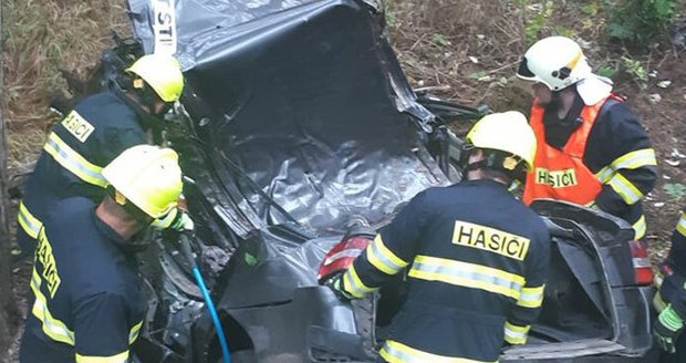Tři mrtví po nehodě na Žďársku: Auto vyjelo ze silnice, otočilo se na střechu a narazilo do stromu