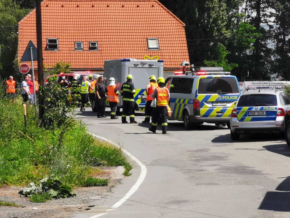 Srážka vlaku a osobního vozidla u obce Zápy skončila smrtí.
