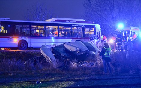Mladá řidička způsobila u Horoměřic u Prahy nehodu s linkovým autobusem. Zemřeli tři lidé včetně řidičky, 45 lidí bylo zraněno.
