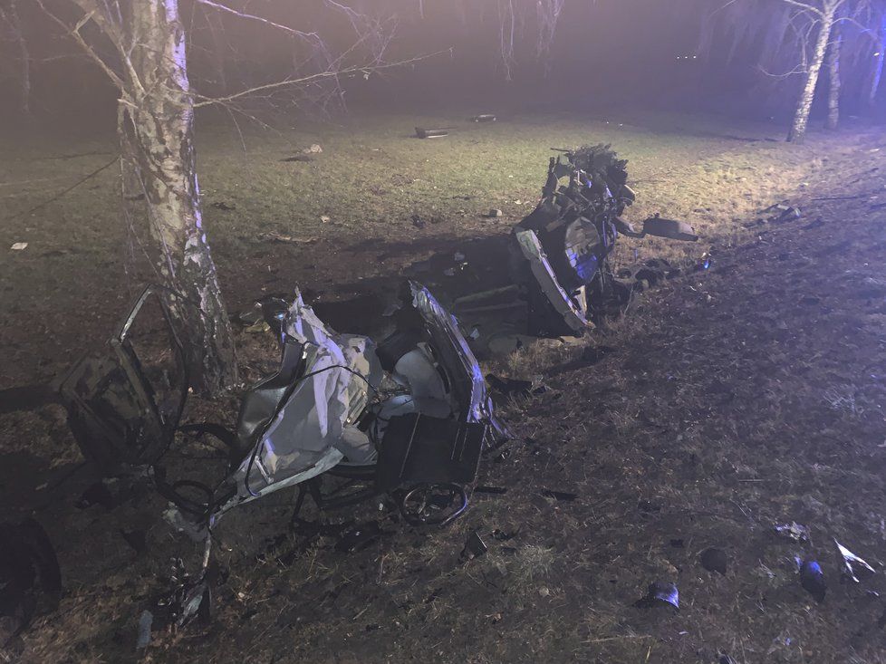 Tragická dopravní nehoda mezi Veselím nad Moravou a Blatnicí pod sv. Antonínkem  Řidič (+35) v bavoráku narazil do stromu. Vůz se při nárazu rozpadl. Šofér zemřel v sanitce.