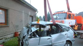 Hrůzostrašný následek nehody ve Frýdku-Místku: Takhle dopadlo auto, když jej hasiči postavili opět na kola
