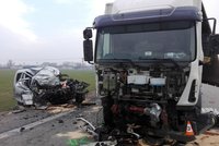 Třetí smrtelná nehoda za pět dnů! Srážku s kamionem nepřežil řidič citroënu