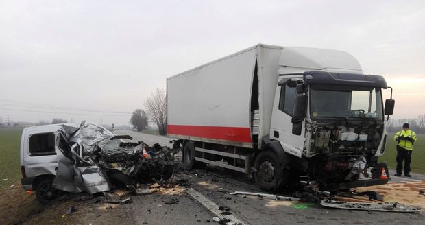 Tragická dopravní nehoda u Hodonína zablokovala v úterý ráno silnici první třídy mezi Hodonínem a Břeclaví.