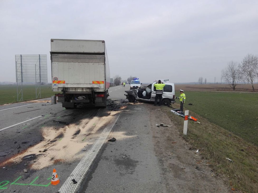Tragická dopravní nehoda u Hodonína zablokovala v úterý ráno silnici první třídy mezi Hodonínem a Břeclaví.