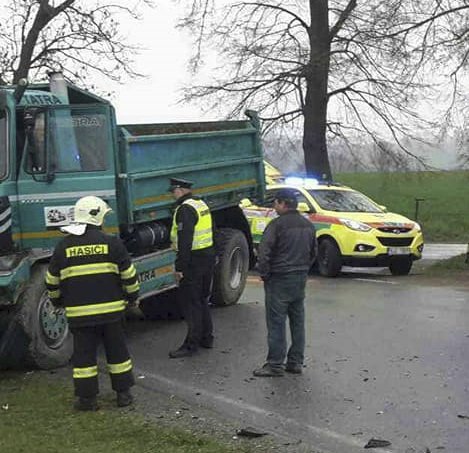 Řidiči nákladního vozu se nic nestalo.