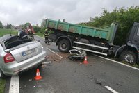 Při srážce osobního a nákladního auta na Trutnovsku zahynuli dva lidé