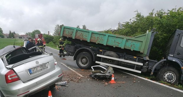 Při srážce osobního a nákladního auta na Trutnovsku zahynuli dva lidé