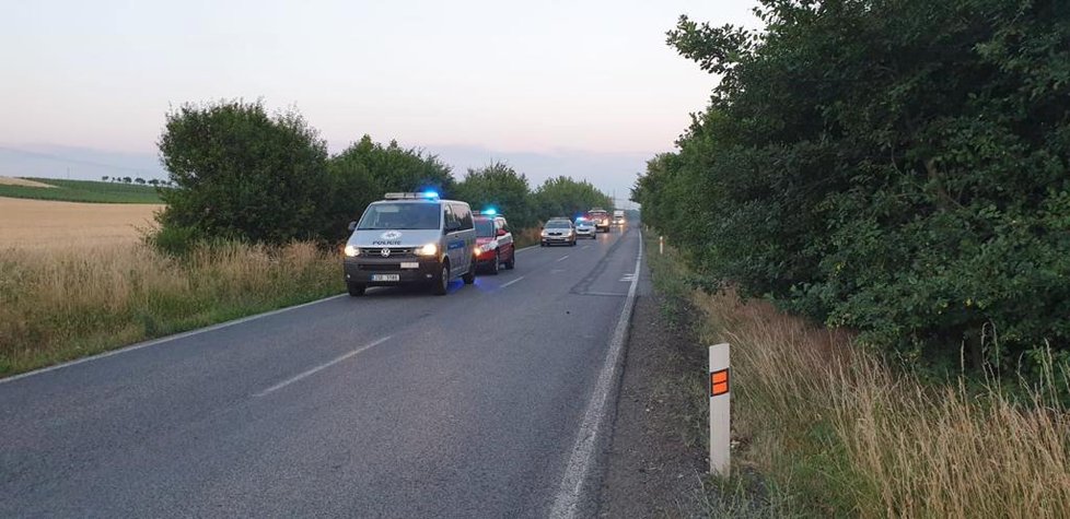 Nehoda osobního automobilu a kamionu u Liběchova na Mělnicku skončila smrtelným zraněním.