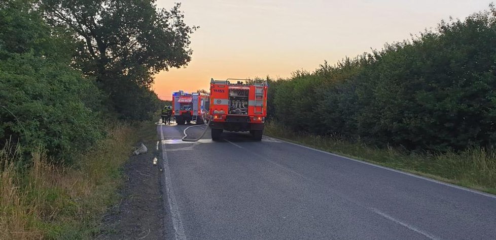 Nehoda osobního automobilu a kamionu u Liběchova na Mělnicku skončila smrtelným zraněním.