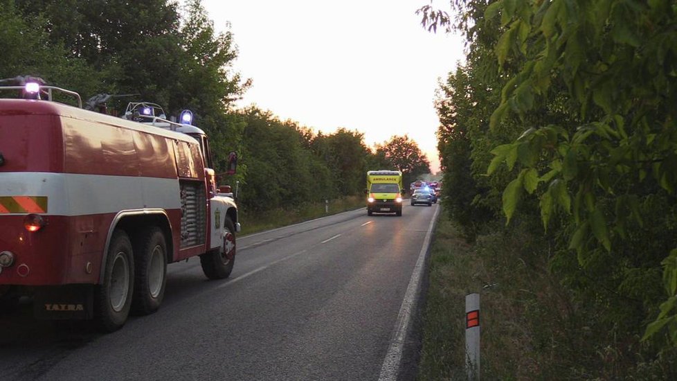 Nehoda osobního automobilu a kamionu u Liběchova na Mělnicku skončila smrtelným zraněním.