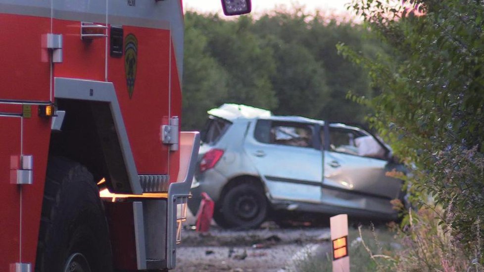 Nehoda osobního automobilu a kamionu u Liběchova na Mělnicku skončila smrtelným zraněním.