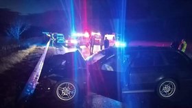 Smrtelná nehoda: Muž neměl pásy, vyletěl oknem z auta ven!