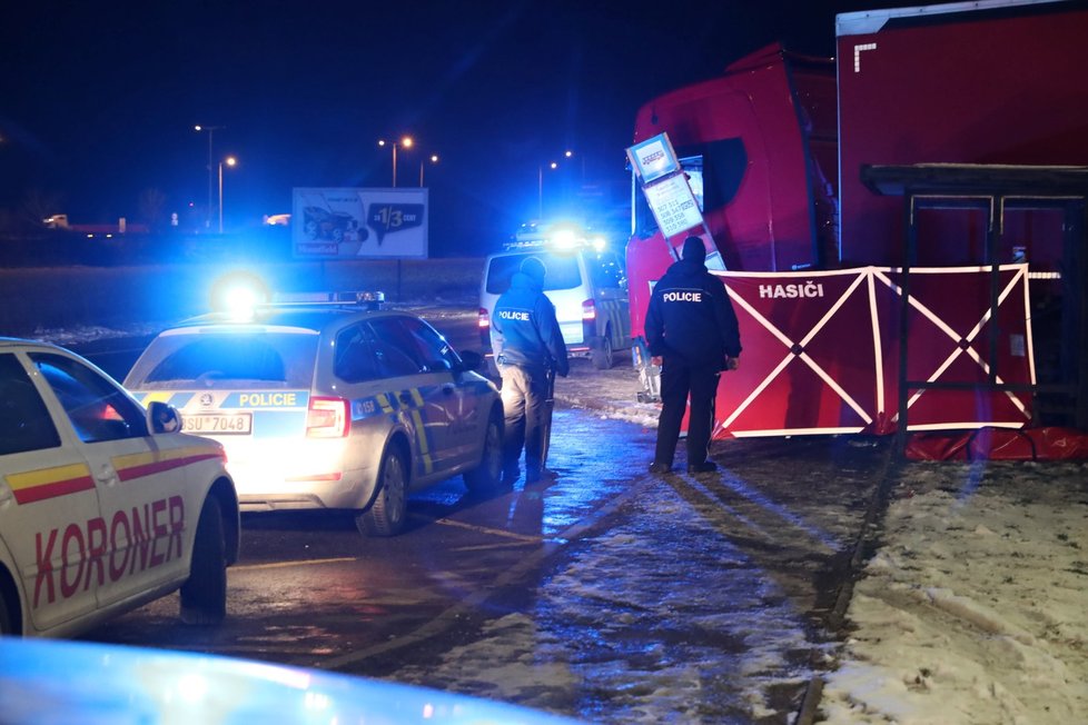 Středočeští policisté zasahovali ve středu v podvečer u smrtelné nehody těsně za hranicí hlavního města, kde zemřel řidič pod koly nejspíše vlastního kamionu.
