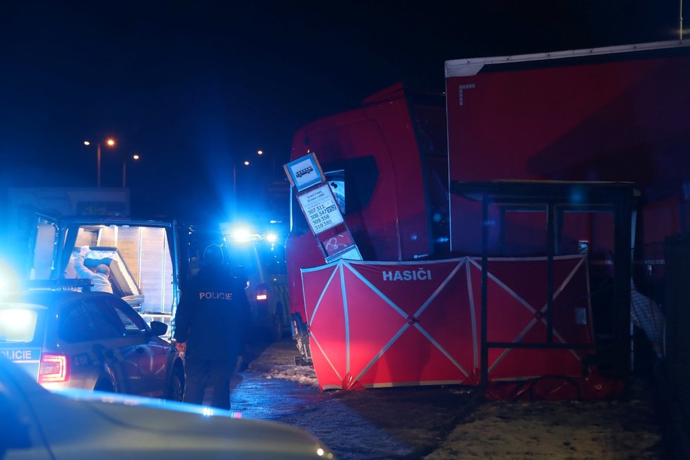 Středočeští policisté zasahovali ve středu v podvečer u smrtelné nehody těsně za hranicí hlavního města, kde zemřel řidič pod koly nejspíše vlastního kamionu.