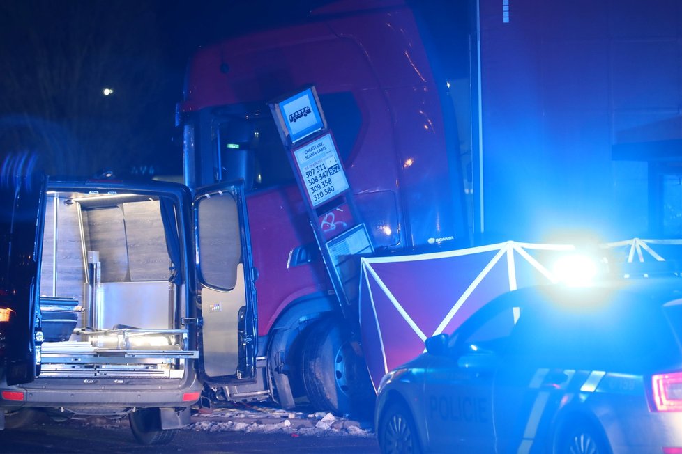 Středočeští policisté zasahovali ve středu v podvečer u smrtelné nehody těsně za hranicí hlavního města, kde zemřel řidič pod koly nejspíše vlastního kamionu.