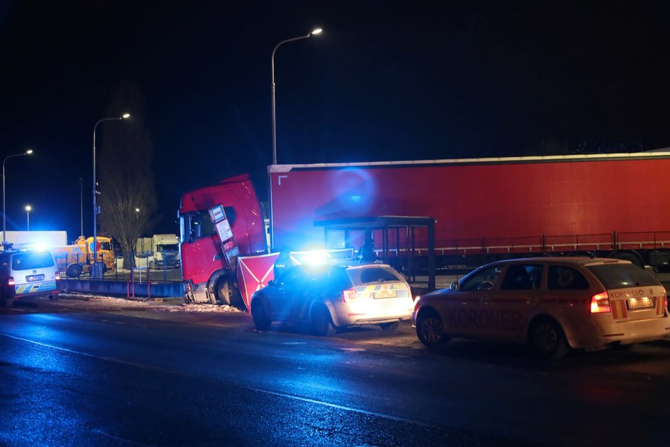 Středočeští policisté zasahovali ve středu v podvečer u smrtelné nehody těsně za hranicí hlavního města, kde zemřel řidič pod koly nejspíše vlastního kamionu.