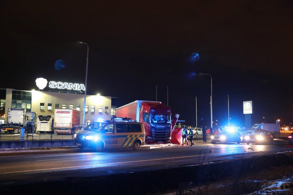 Středočeští policisté zasahovali ve středu v podvečer u smrtelné nehody těsně za hranicí hlavního města, kde zemřel řidič pod koly nejspíše vlastního kamionu.