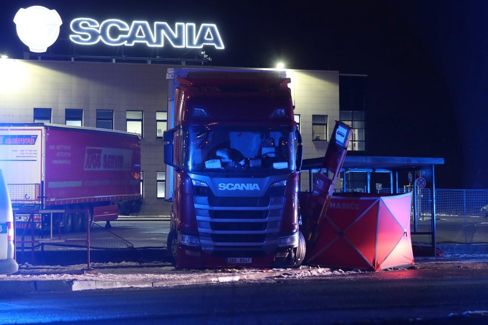 Středočeští policisté zasahovali ve středu v podvečer u smrtelné nehody těsně za hranicí hlavního města, kde zemřel řidič pod koly nejspíše vlastního kamionu.