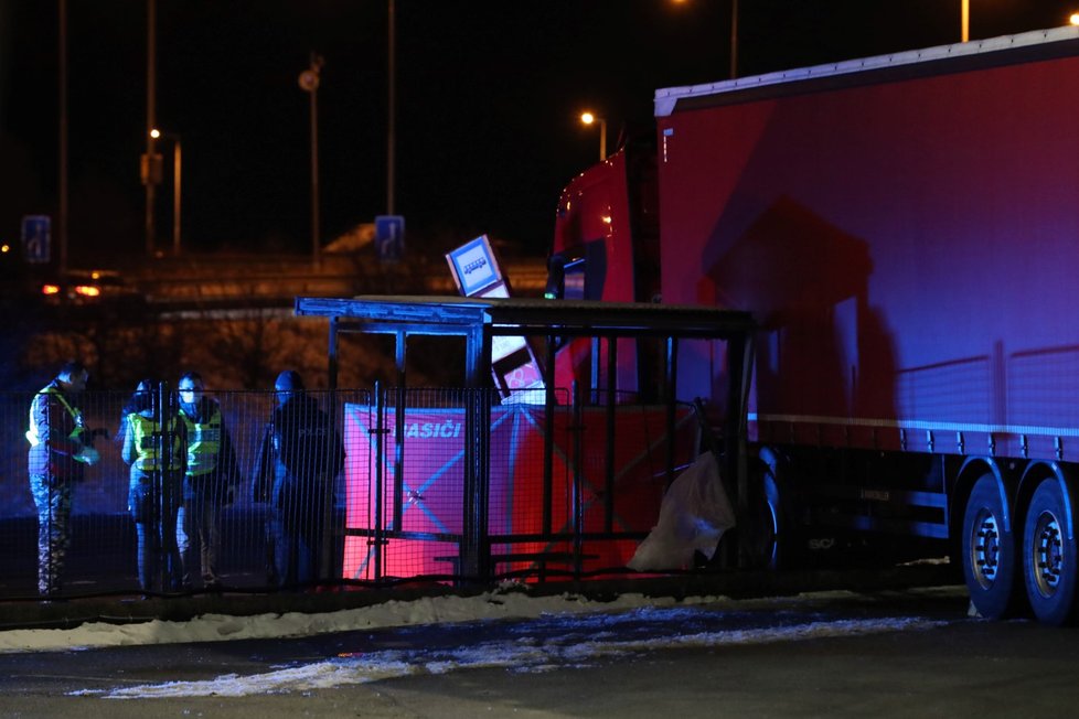 Středočeští policisté zasahovali ve středu v podvečer u smrtelné nehody těsně za hranicí hlavního města, kde zemřel řidič pod koly nejspíše vlastního kamionu.