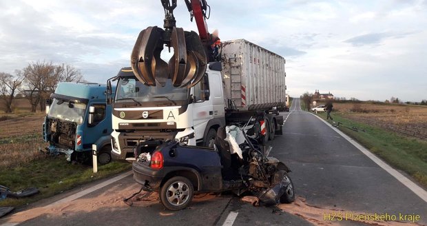 Řidič osobáku nepřežil u Přeštic na Plzeňsku střet s náklaďákem.