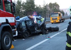 Srážku s kamionem nepřežil na Plzeňsku řidič osobního auta. Ilustrační foto.