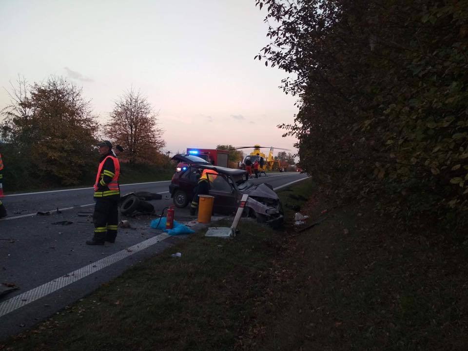 Silnice byla několik hodin uzavřena, na místo nehody vzlétl také záchranářský vrtulník.