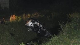 Jeden mrtvý a čtyři zranění lidé při nehodě vozu BMW, narazil do skály a spadl do potoka