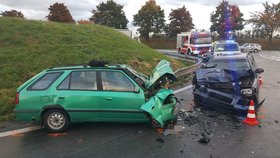 Vážná nehoda u Svitav: Čelní střet dvou osobáků nepřežil muž (72)
