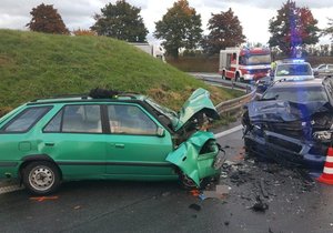 Vážná nehoda u Svitav: Čelní střet dvou osobáků nepřežil muž (72)