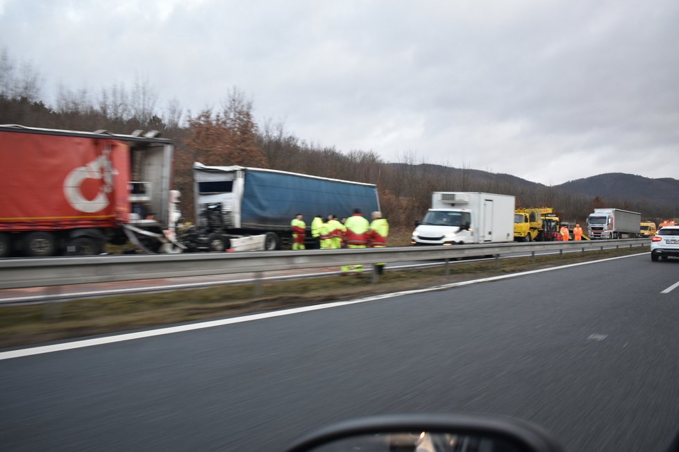 Na dálnici D8 došlo ke smrtelné nehodě.