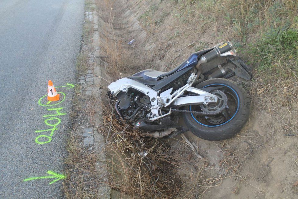 Smrtí mladého motorkáře (†23) skončilo jeho předjíždění přes plnou čáru při stoupání na silnici mezi Archlebovem a Strážovicemi na Hodonínsku.