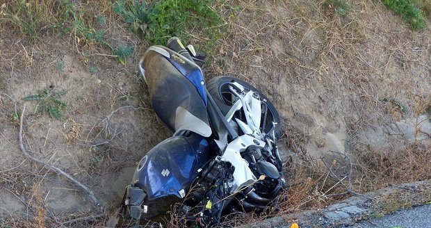 Smrtí mladého motorkáře (†23) skončilo jeho předjíždění přes plnou čáru při stoupání na silnici mezi Archlebovem a Strážovicemi na Hodonínsku.