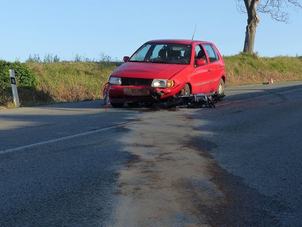 Smrtí mladého motorkáře (†23) skončilo jeho předjíždění přes plnou čáru při stoupání na silnici mezi Archlebovem a Strážovicemi na Hodonínsku.