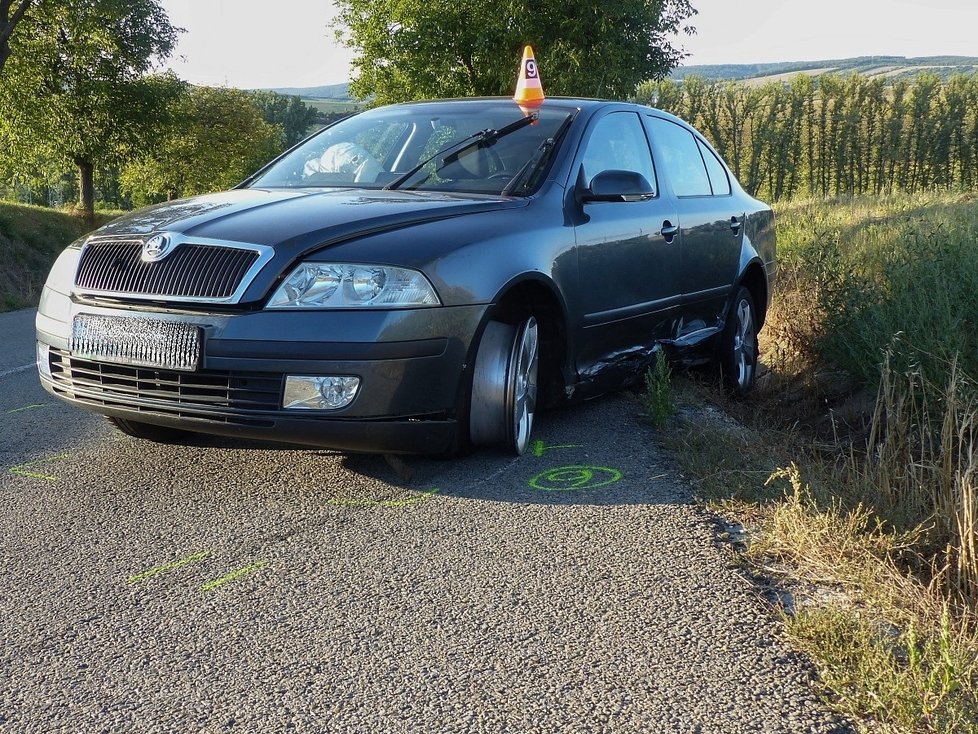 Smrtí mladého motorkáře (†23) skončilo jeho předjíždění přes plnou čáru při stoupání na silnici mezi Archlebovem a Strážovicemi na Hodonínsku.