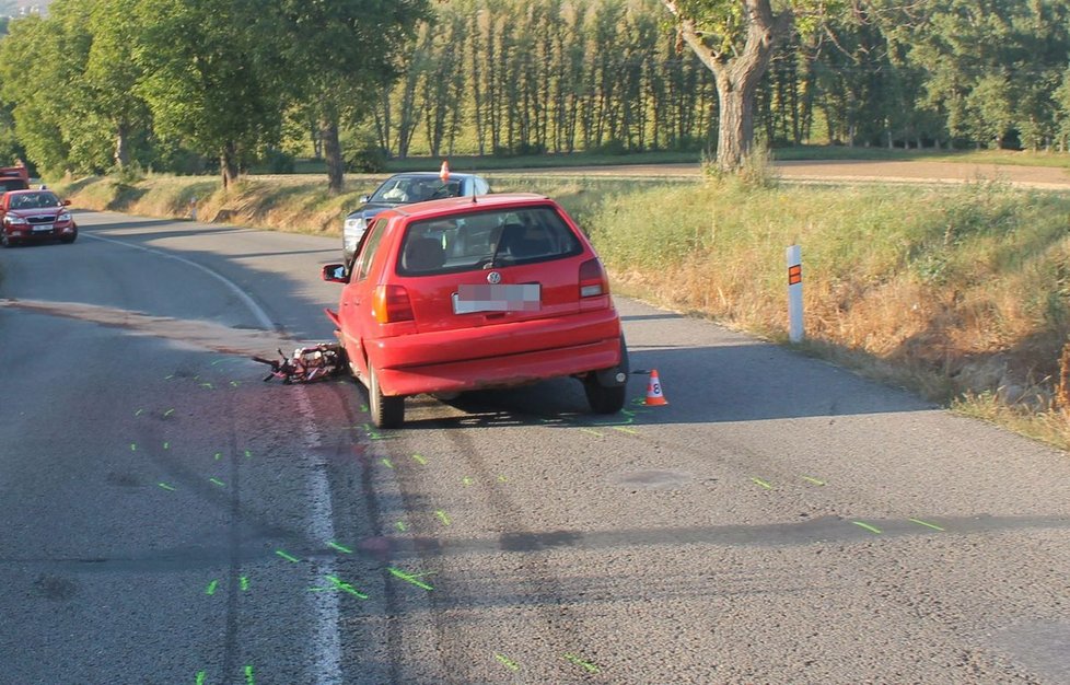 Smrtí mladého motorkáře (†23) skončilo jeho předjíždění přes plnou čáru při stoupání na silnici mezi Archlebovem a Strážovicemi na Hodonínsku.