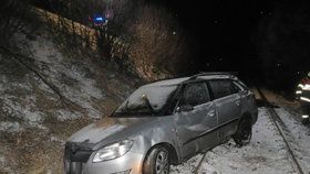 Řidič skončil s vozem v kolejišti. Naštěstí dokázal zastavit přijíždějící vlak.