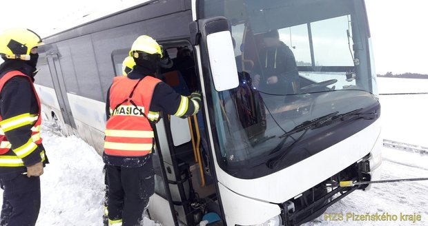 Havárie autobusu v Plzeňském kraji.