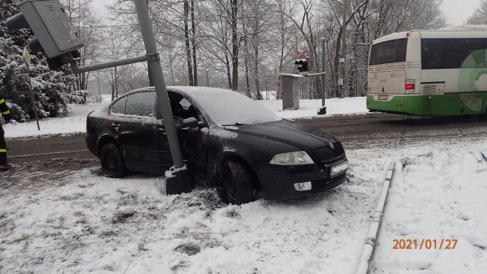V Rychvaldě nabouralo auto do světelné signalizace u přejezdu.
