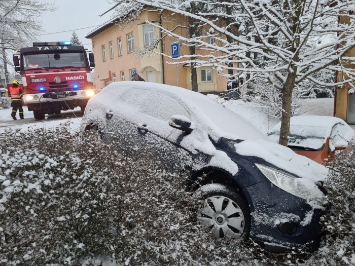 V Radvanicích museli auto po nehodě vyprostit jeřábem.