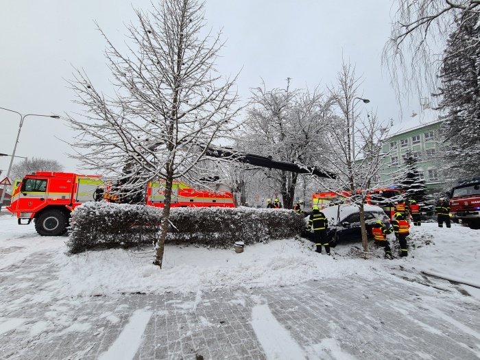 V Radvanicích museli auto po nehodě vyprostit jeřábem.