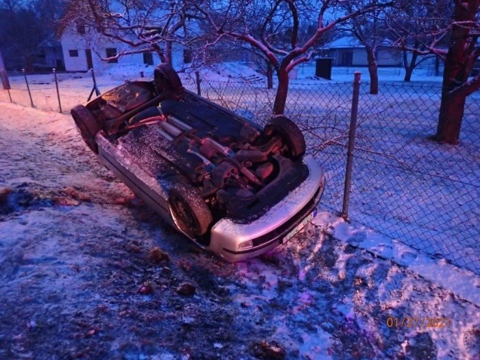 Hasiči vyjížděli i do Sedlnic k nehodě osobního automobilu, které skončilo na střeše v příkopu u zahradního plotu. Ze čtyř cestujících byla jedna osoba zraněná.