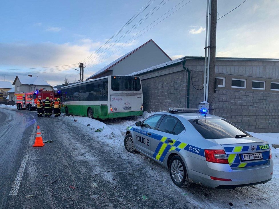 Nehoda autobusu a osobáku ve Zlínském kraji (29.1.2022)