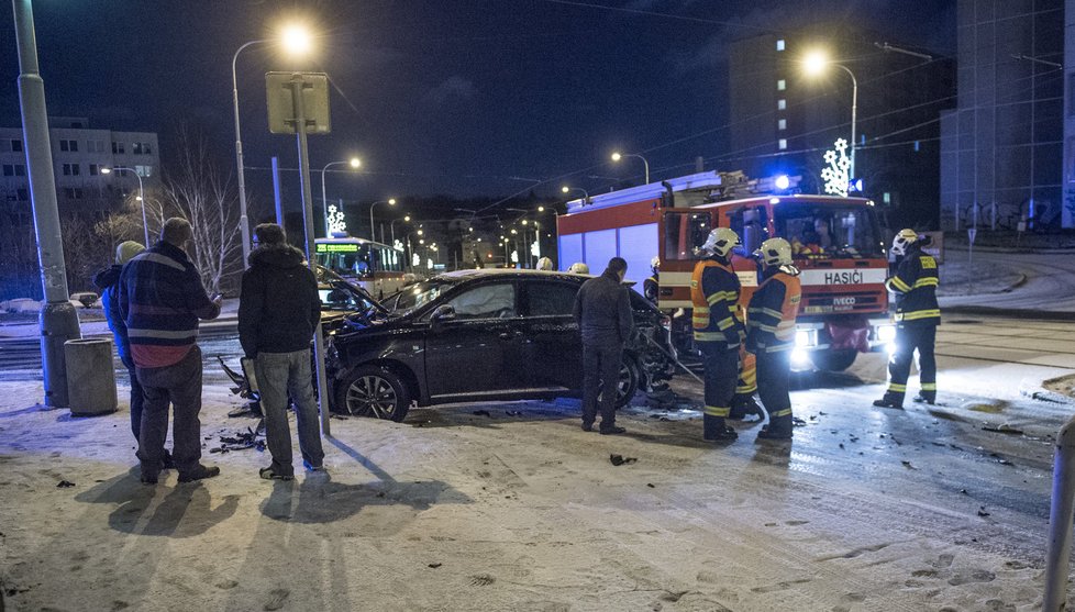 V Makovského ulici došlo v noci k nehodě autobusu a osobního vozu