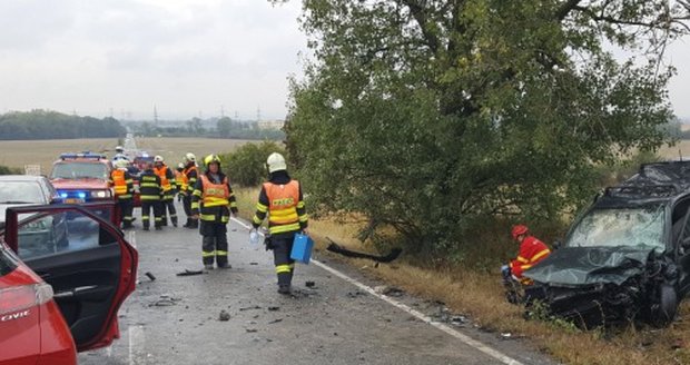 Při tragické nehodě u Sokolnic na Brněnsku zemřeli dva lidé.